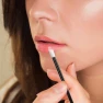 Mengaplikasikan Lipstik dengan Presisi Menggunakan Lip Brush