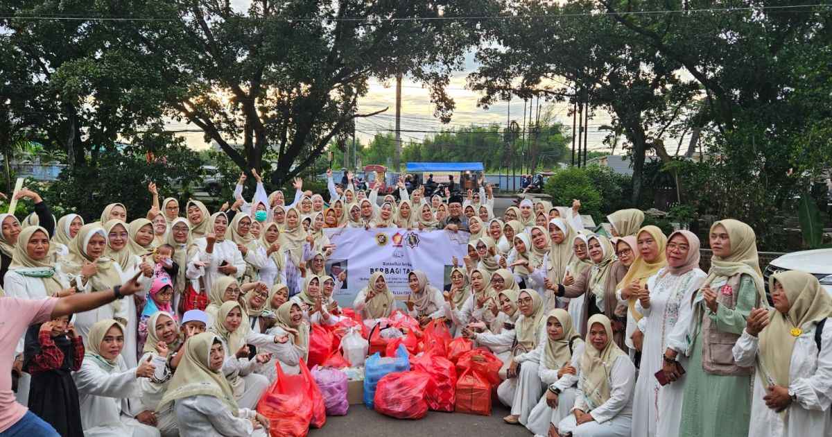 Semarak Ramadhan, Majelis Taklim Posko FZRK Bagikan Takjil di Jalan Raya Jakarta–Bogor