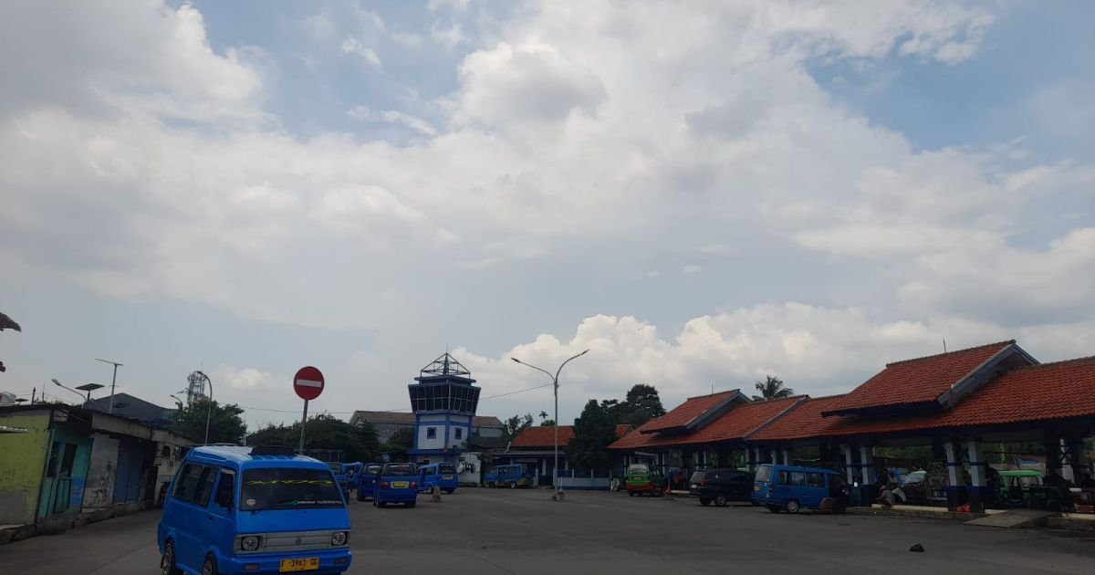 Pantauan di lokasi pada Selasa (14/4), aktivitas di Terminal Laladon tampak lengang pada siang hari/Prabu