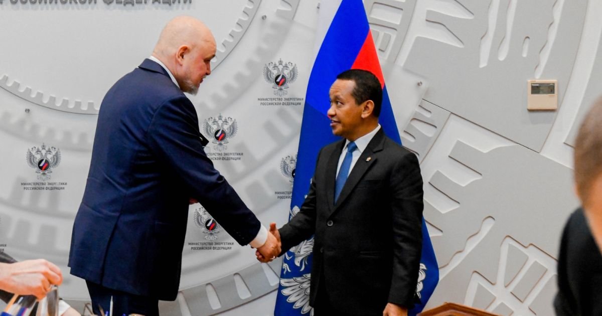 Menteri Bahlil menggelar pertemuan bilateral dengan Menteri Energi Rusia, Sergey Tsivilev, di Kantor Kementerian Energi Moskow pada Selasa (14/4)./Setpres RI