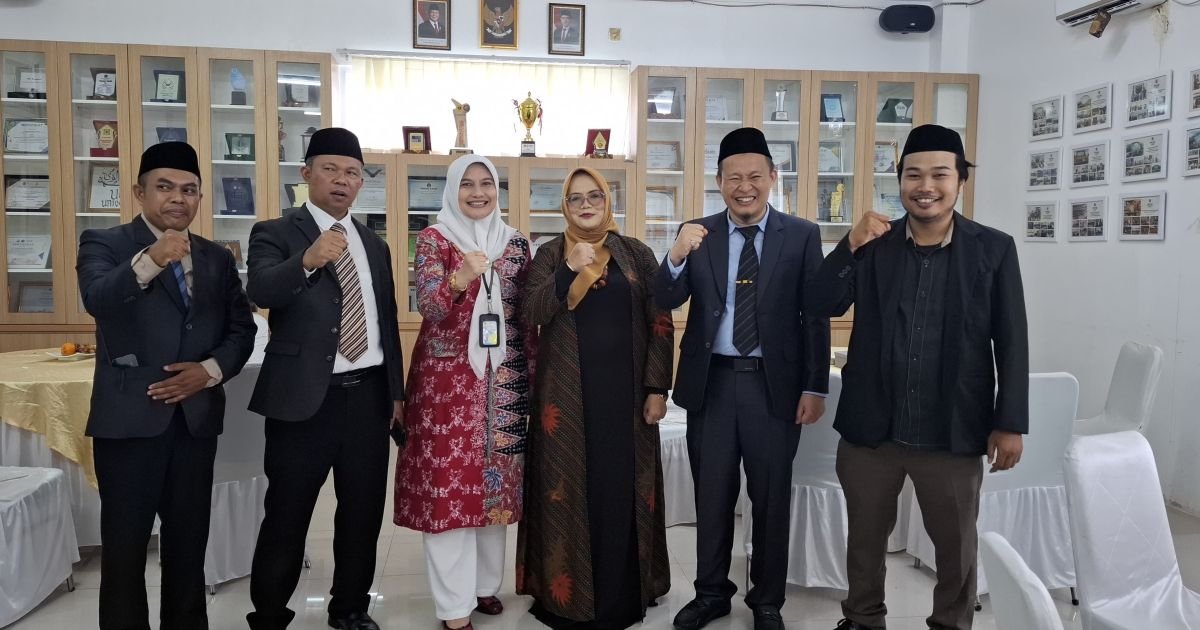 Para akademisi Universitas Islam Bogor (UIB) dan Muftiah Yulismi, S.Psi., Biro Kesejahteraan Rakyat Sekretariat Daerah Provinsi Jawa Barat, berdialog dalam ruang gagasan yang terbuka dan substantif/Prabu