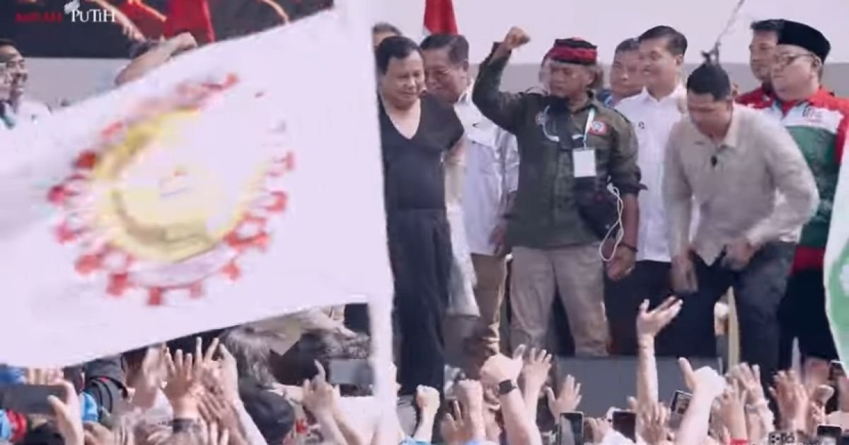 Momen ketika Presiden membuka dan melemparkan baju safarinya ke arah massa buruh viral dan memicu beragam reaksi publik./vid Setpres RI