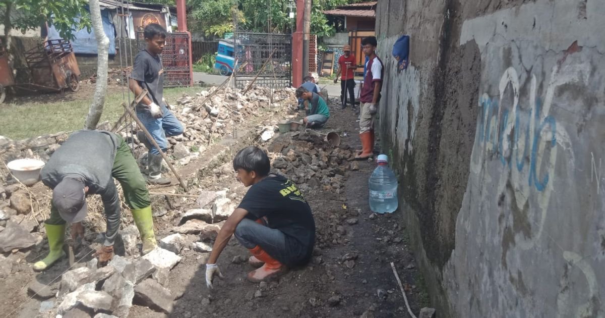 Pemerintah Desa (Pemdes) Ciomas, Kecamatan Ciomas, Kabupaten Bogor, tengah melaksanakan proyek pelebaran dan betonisasi jalan di wilayah Kampung Sinarmulya, RW 05.