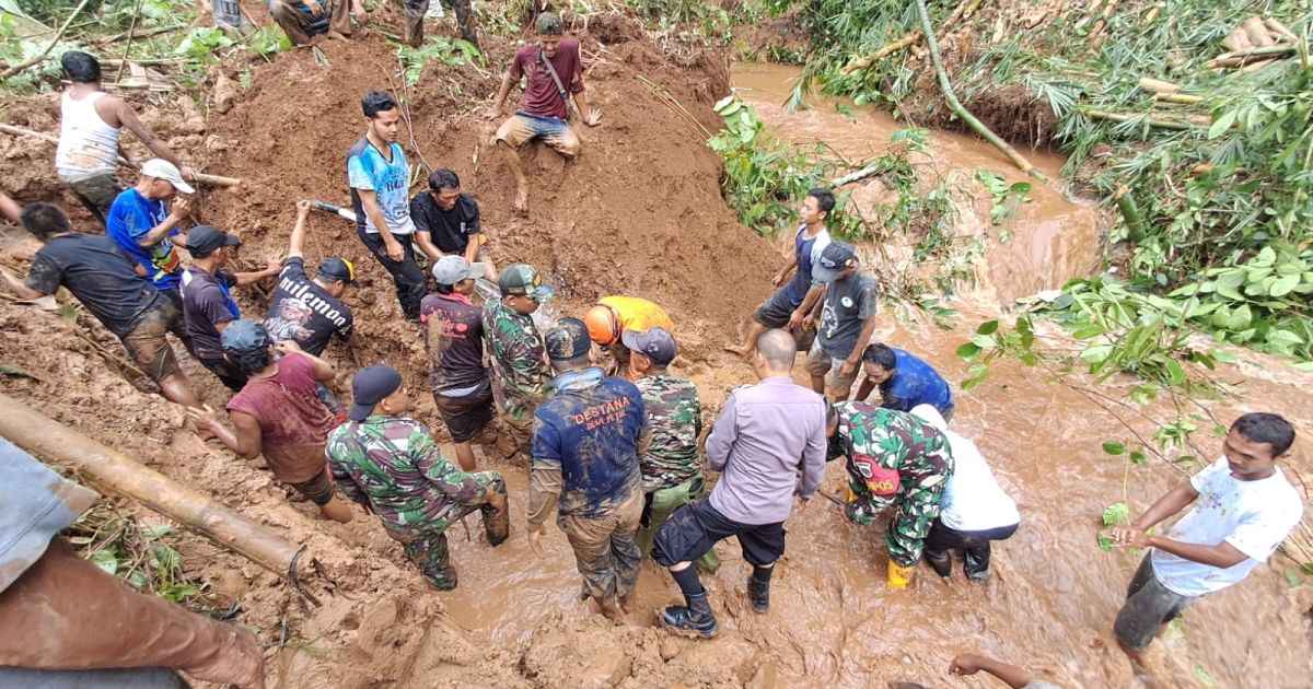 Bencana tanah longsor melanda kawasan Kampung Cibeureum, Desa Petir, Kecamatan Dramaga, Kabupaten Bogor, pada Selasa (5/5/2026) siang