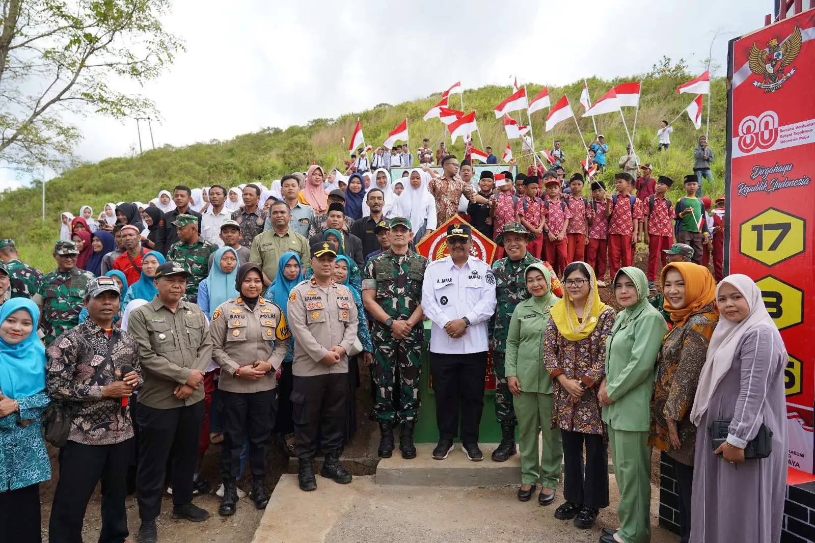 Danrem 061 Hadiri Penutupan TMMD ke-125 di Sukabumi, Gotong Royong