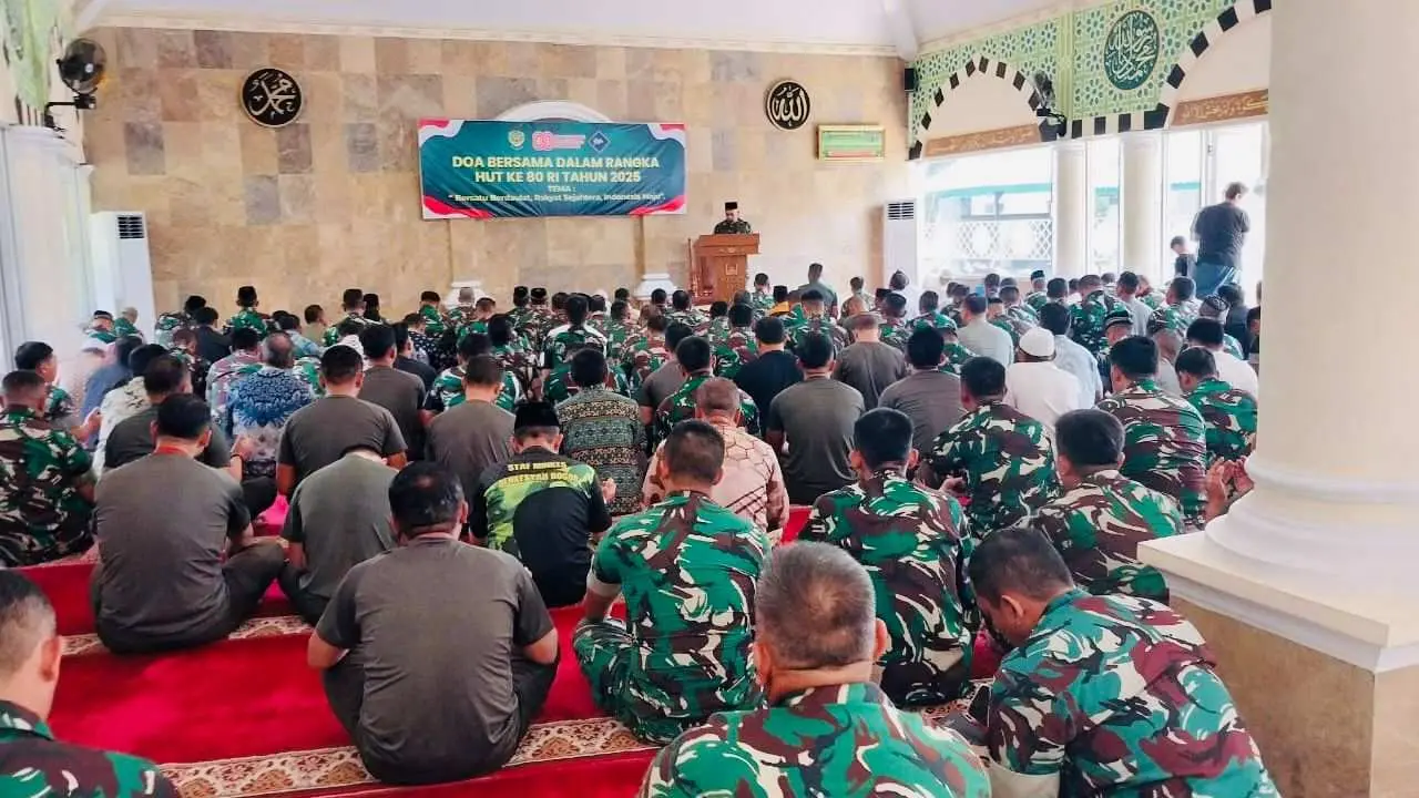 Danrem 061/SK Pimpin Doa Bersama Peringatan HUT ke-80 RI di Masjid Jami Nur Inayah