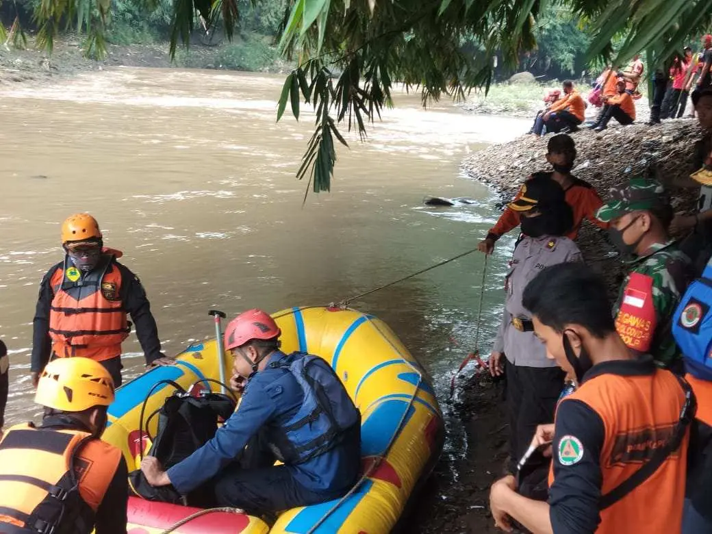 Kapolsek Ciampea dan BPBD Evakuasi Remaja Tenggelam di Sungai Cisadane