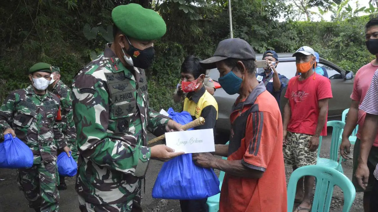 524 APD Dari Korem 061/SK Untuk Para Penggali Makam Covid-19
