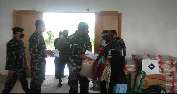 Sebagai Wujud Kepedulian, Danrem 061/SK Serahkan Bantuan Sembako dan Santunan Untuk Kaum Dhuafa dan Anak-Anak Yatim Piatu