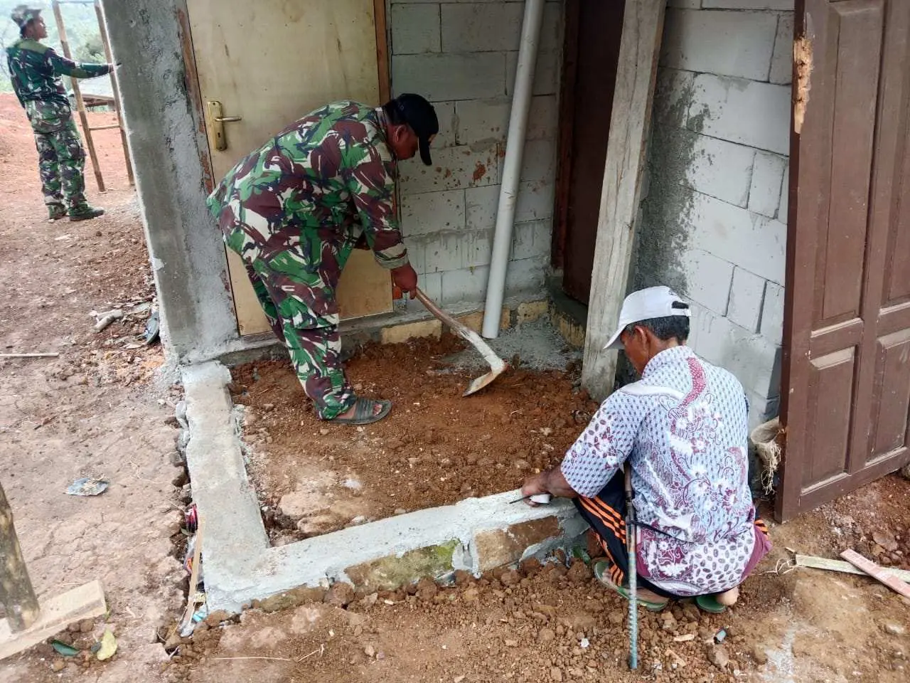 Satgas TMMD ke-125 Lanjutkan Pembangunan Rutilahu Milik Bapak Ahmad di Kp Cimanggu 2