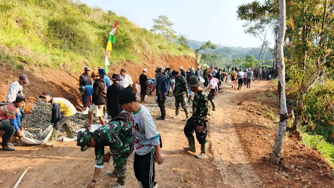 Satgas TMMD KE-125 Terus Pacu Pengaspalan Jalan Demi Akseslitas Warga