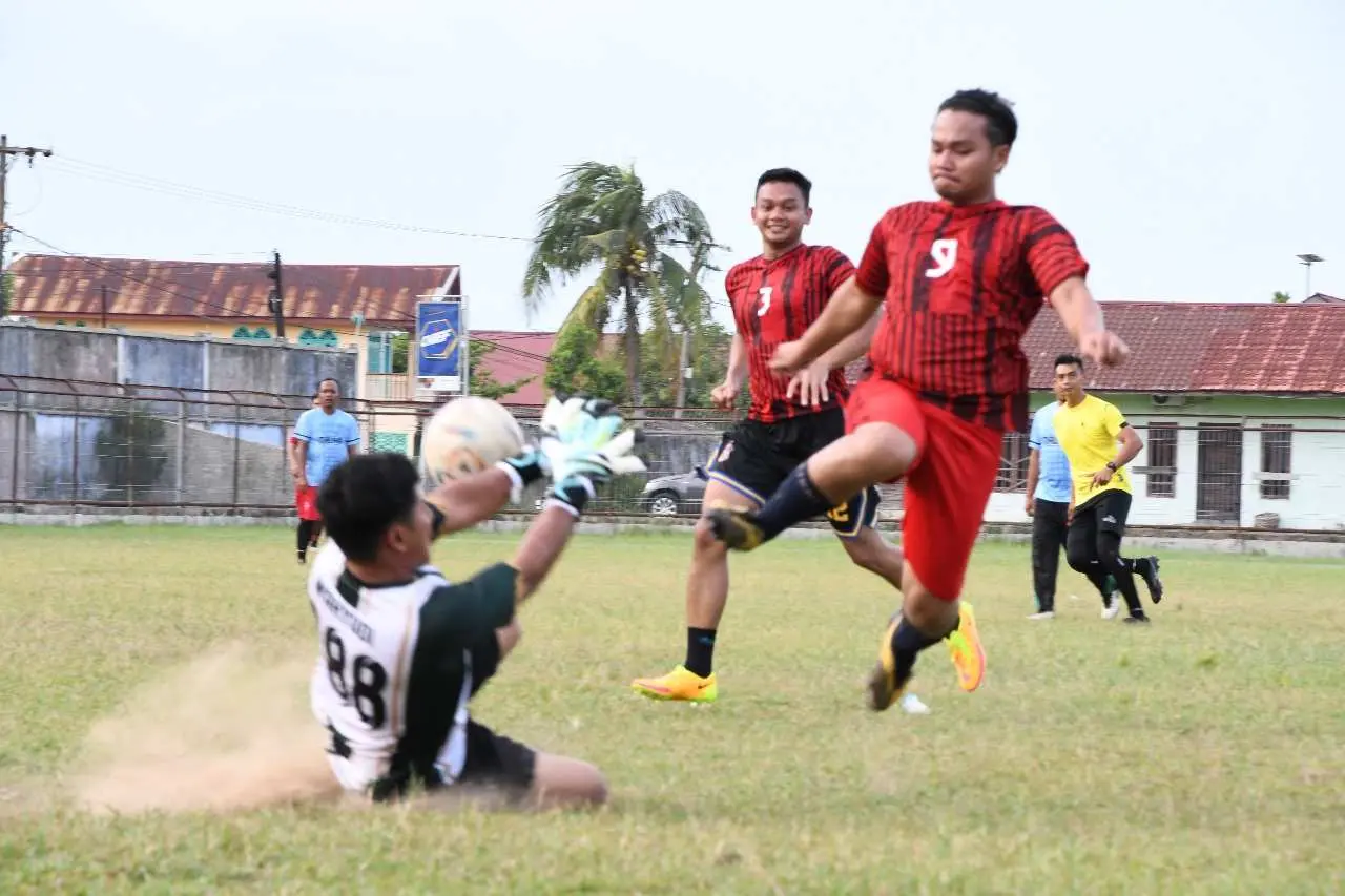 Malaka United FC (Medco) Kasih Gas Tinggi Tumbangkan Jurnalis FC Dengan Sekor 5-3 Di Stadion Mon Siekureng