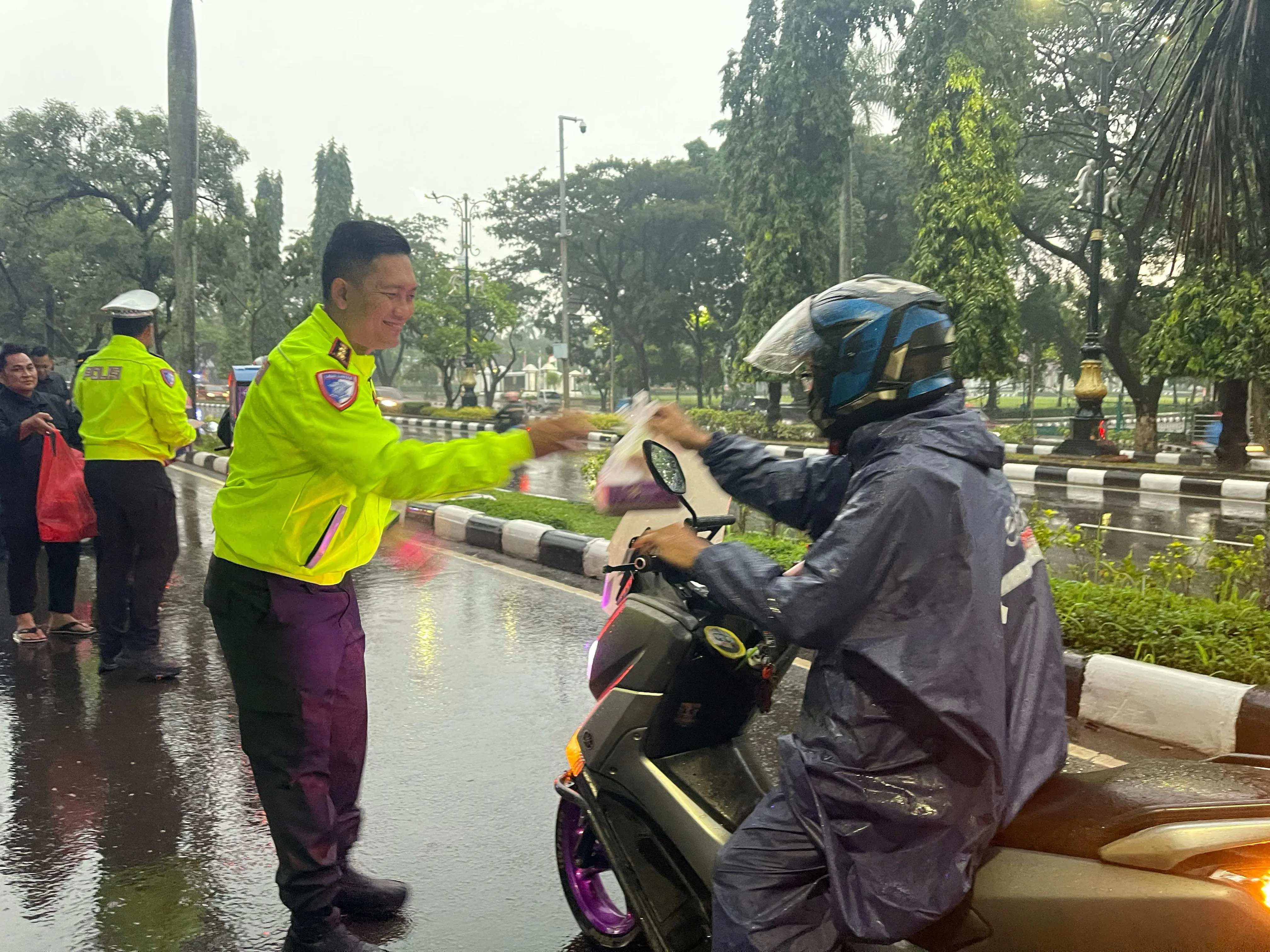Jelang Berbuka Puasa, Kapolres Bogor Bersama Pejabat Utama Serta Jajaran Bagikan Takjil kepada Warga Yang Melintas