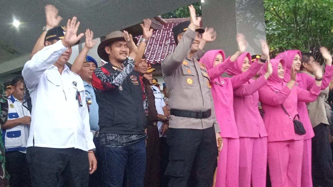 Kapolres Bogor Bersama Bhayangkari Cabang Bogor dan Forkompinda Lepas Keberangkatan Para Pemudik Gratis