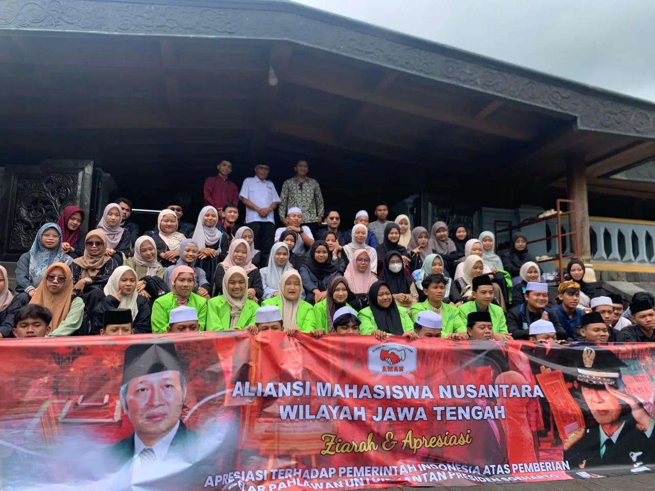 Menghormati Soeharto, Mahasiswa dan Ojol Ziarah Bersama di Astana Giribangun: