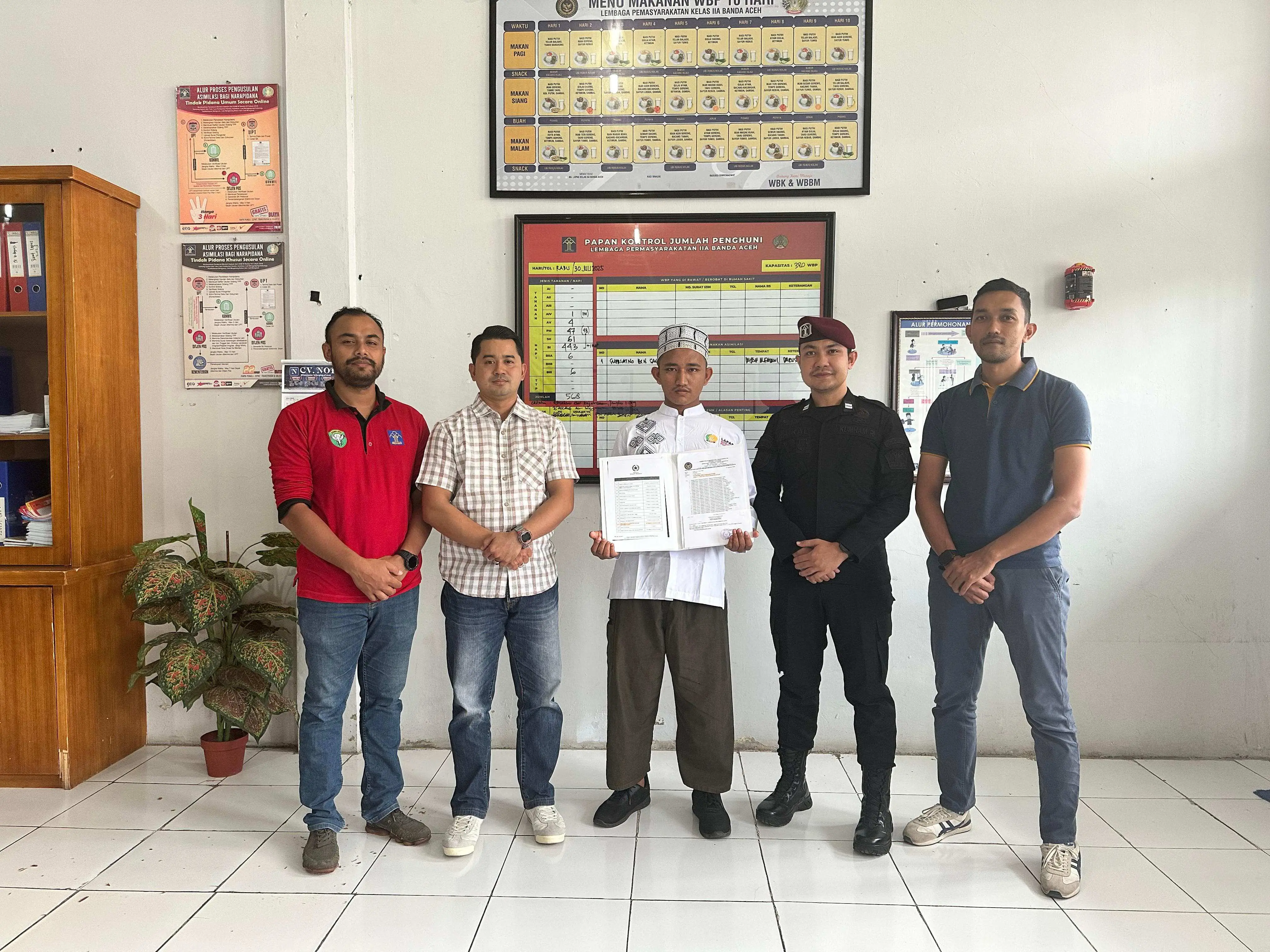 Tindaklanjuti Keputusan Presiden terkait Amnesti, 1 (Satu) Warga Binaan Lapas Kelas IIA Banda Aceh mendapatkan Pembebasan