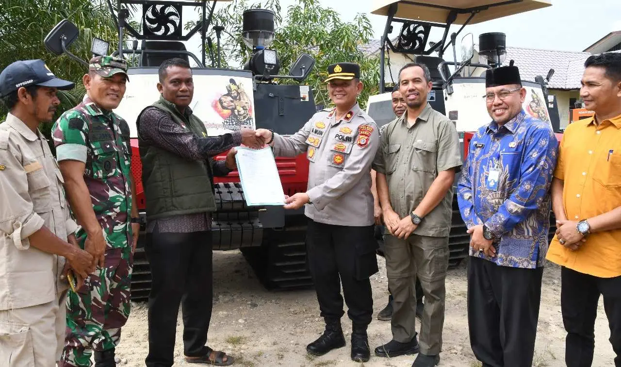 Perkuat Asta Cita Presiden, Wakapolres Aceh Timur menyerahkan Alsintan bantuan Kementrian Pertanian RI kepada Brigade Pangan