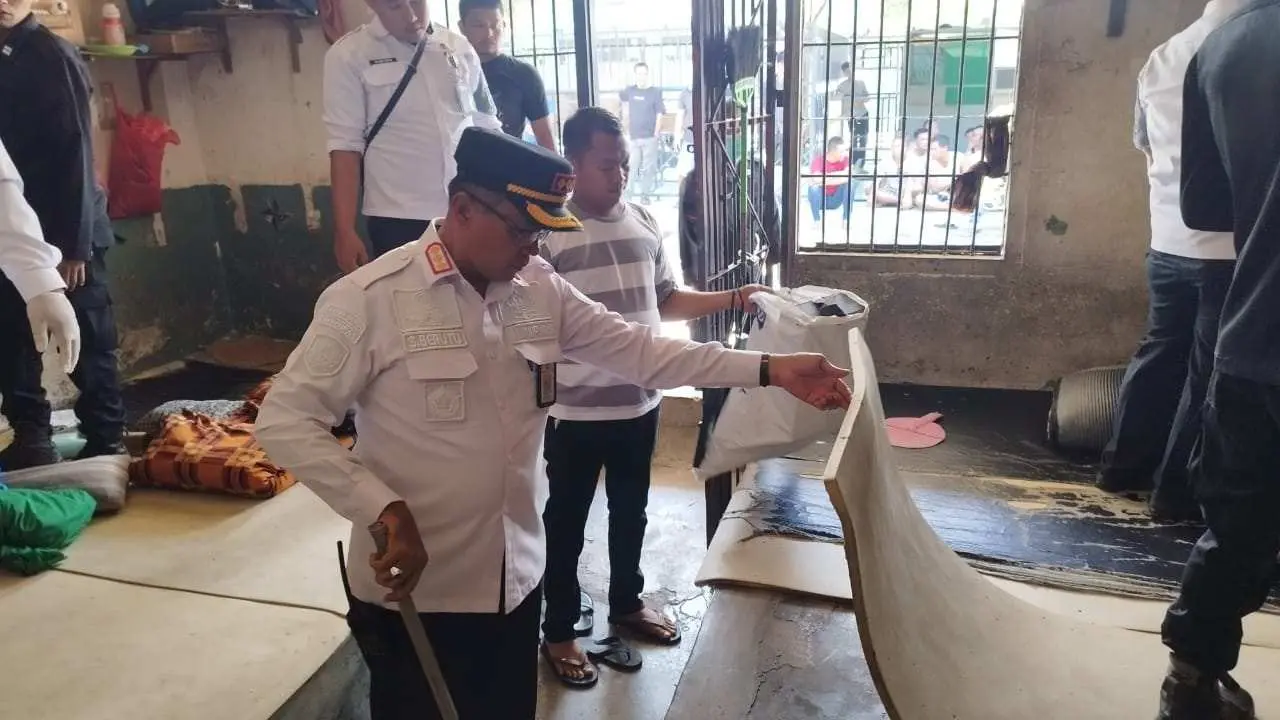 Razia Mendadak di Lapas Labuhan Ruku: HP Nihil, Barang Tajam Diamankan.
